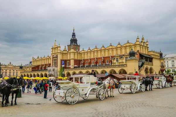 Cracovia, Polonia - 21 de mayo de 2019: Hermoso conjunto de la Plaza del Mercado Principal con sus monumentos medievales . — Foto de Stock