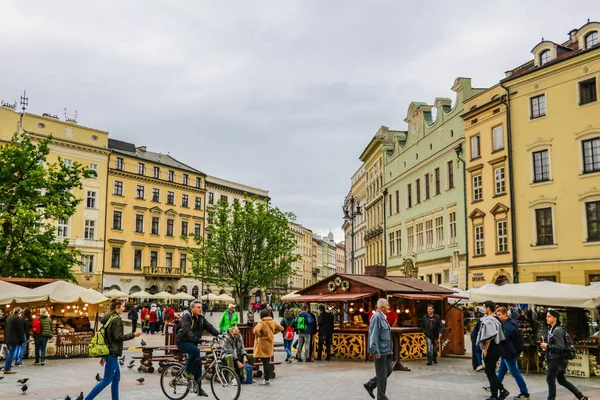 Krakow, Polen-21 maj 2019: vacker ensemble av stora torget med sina medeltida landmärken. — Stockfoto