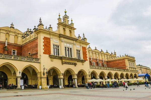 Cracovia, Polonia - 21 de mayo de 2019: Salón de telas en la Plaza del Mercado Principal de Cracovia . — Foto de Stock