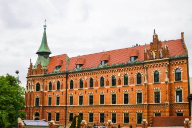 Krakow, Polonya-Mayıs 21, 2019: turistler Krakow eski şehir boyunca yürüyüş.