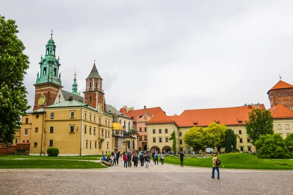 Kraków, Polska-21 maja 2019: turyści przechodzą przez Stare Miasto Kraków. — Zdjęcie stockowe