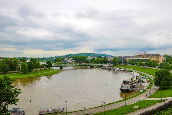 Краків, Польща, 24 травня 2019-мальовничий краєвид на узбережжі річка Wisla з човнами. — стокове фото