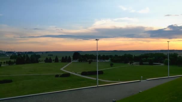 Vista Del Cielo Atardecer Amanecer Una Carretera Con Vehículos Movimiento — Vídeo de stock