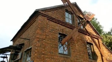 Güneşli ve berrak bir günde eski değirmenin manzarası.