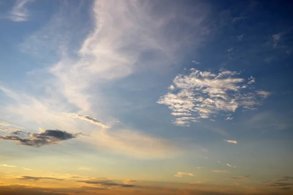 하늘의 구름을 통해 하늘의 파란색과 주황색 태양의 빛. — 스톡 사진