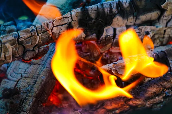 A moldar brasas do fogo. Uma fogueira a desaparecer. Close-up. Textura . — Fotografia de Stock