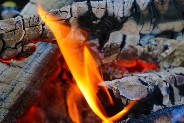 Cor bonita de carvão vermelho ardente e madeira carbonizada preta. Carvão quente laranja no fogão russo. Carvões ardentes vermelhos como textura para design. — Fotografia de Stock