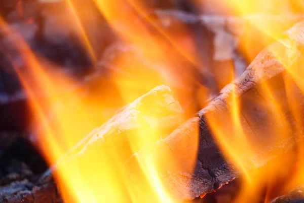 Brasas brilhantes na cor vermelha quente, fundo abstrato. As brasas de fogo de lenha em chamas. Queima de lenha na grelha. Textura fogo fogueira brasas. — Fotografia de Stock