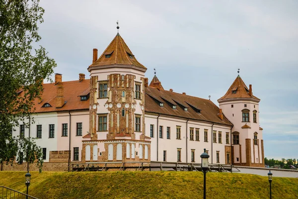 Mir, Bielorrússia, 4 de junho de 2019: Vista sobre Castle Mir na República Bielorrússia durante o dia . — Fotografia de Stock