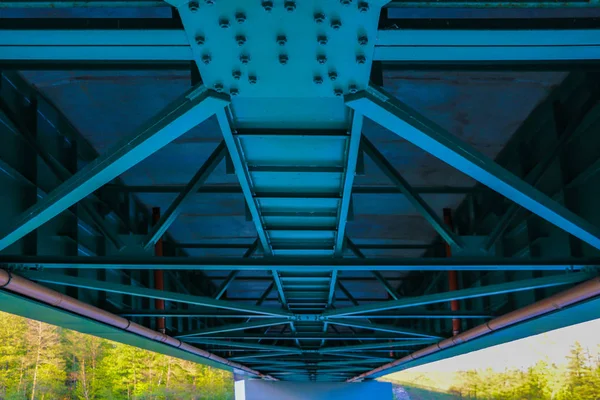 Vista inferior de la construcción del puente de hierro . — Foto de Stock