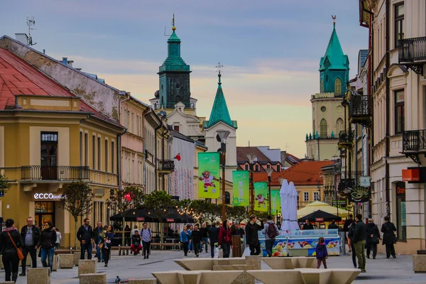 Lublino, Polonia, 9 maggio 2019: Turisti e gente del posto passeggiano nella parte vecchia di Lublino . — Foto Stock