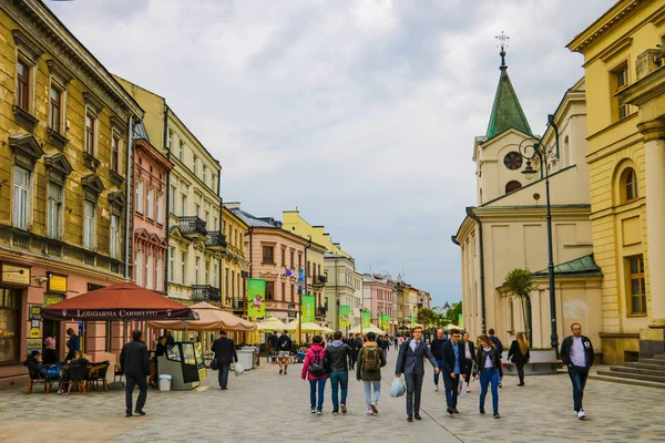 Lublin, Polen, 9 maj 2019: turister och lokalbefolkning promenad runt den gamla delen av Lublin. — Stockfoto