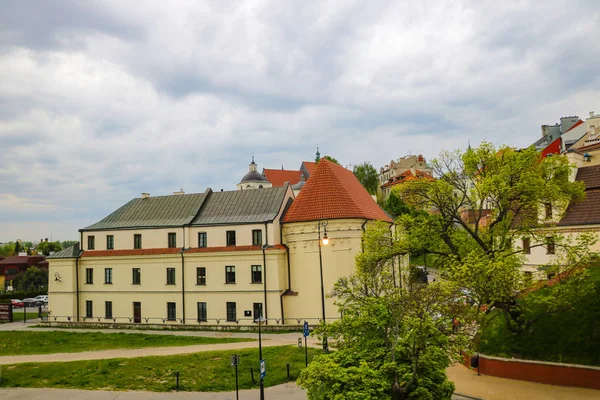 Lublin, Polonia, 10 de mayo de 2019: Arquitectura del casco antiguo de Lublin . — Foto de Stock