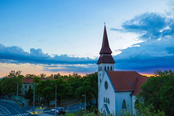 Debrecen, Ungheria - 15 maggio 2019: Chiesa Riformata durante il tramonto della sera . — Foto Stock