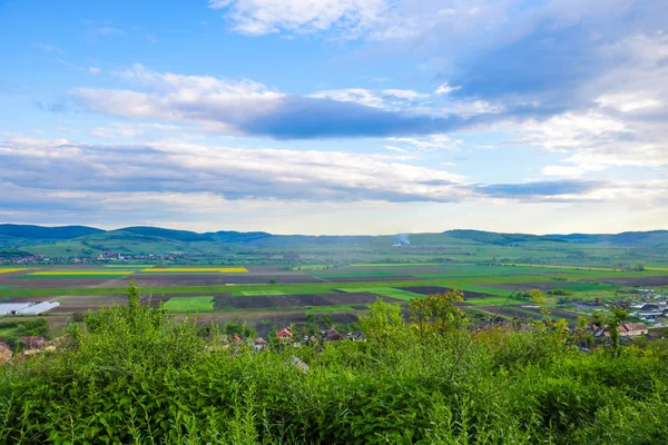 Zöld dombok, hegyi-völgy. Nyári táj. — Stock Fotó