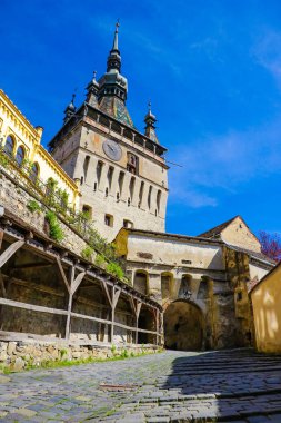 Sighisoara, Romanya, 11 Mayıs 2019: Ünlü ortaçağ müstahkem şehri ve Saksonlar tarafından inşa edilen Saat Kulesi.
