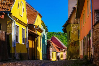 Sighisoara, Romanya, 12 Mayıs 2019: Tipik geleneksel tarzda Sighisoara'da renkli güzel sokak. Sighisoara, Drakula'nın doğduğu yer..