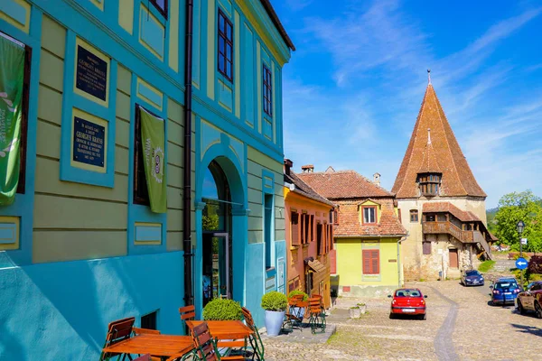 Sighisoara, Rumania, 12 de mayo de 2019: Casas antiguas y coloridas en la ciudadela de Sighisoara. Arquitectura medieval . — Foto de Stock