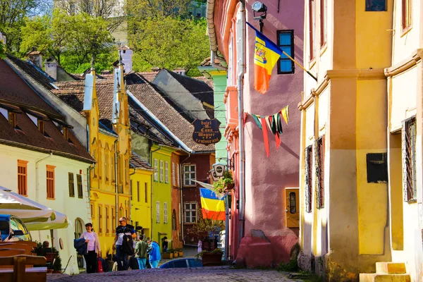 Sighisoara, Roumanie, 12 mai 2019 : Vieilles rues pavées de pierres avec des maisons colorées dans la forteresse de Sighisoara, région de Transylvanie en Europe . — Photo