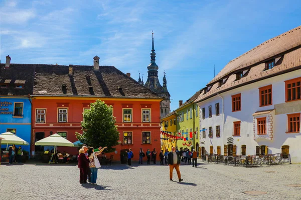 Sighisoara, Romania, 12 maggio 2019: Strada lastricata in pietra con case colorate nella città medievale di Sighisoara. Incredibile città medievale nel cuore della Transilvania . — Foto Stock