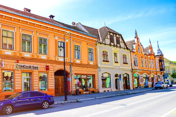 Sighisoara, Roumanie, 12 mai 2019 : Street view vith old buildings in the historical center, beautiful Transylvanian travel destination . — Photo