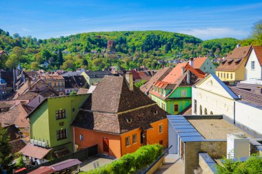 Sighisoara, Romanya, 13 Mayıs 2019: Xiii. yüzyılda sakson kolonistleri tarafından kurulan Sighisoara'da Ortaçağ sokak manzarası.