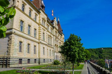 Sighisoara, Romanya, 13 Mayıs 2019: Sighisoara Belediye Binası yakınında pitoresk bir yer. Buradan şehrin güzel bir manzarası açılır. Turistler için popüler bir yer ve gün batımı için bir yer.
