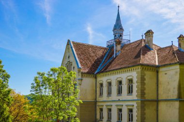 Sighisoara, Romanya, 13 Mayıs 2019: Sighisoara Belediye Binası yakınında pitoresk bir yer. Buradan şehrin güzel bir manzarası açılır. Turistler için popüler bir yer ve gün batımı için bir yer.