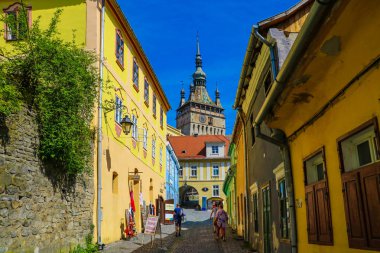 Sighisoara, Romanya, 13 Mayıs 2019: Drakula'nın evi ve saat kulesi , Sighisoara'nın tarihi merkezi, Romanya'nın Transilvanya bölgesi.