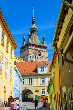 Sighisoara, Romanya, 13 Mayıs 2019: Sighisoara'daki Hisar Meydanı. Saksonlar, Transilvanya, Romanya, Avrupa tarafından inşa edilen ortaçağ kenti ve Saat Kulesi'nin çarpıcı manzarası.