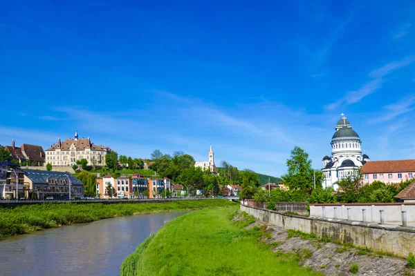 Sighisoara, Roumanie, 13 mai 2019 : Rues de la vieille ville de Sighisoara avec rivière et pont par temps clair et ensoleillé avec ciel bleu . — Photo