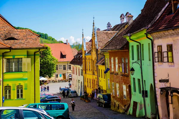 Sighisoara, Roumanie, 13 mai 2019 : Maisons anciennes et colorées dans la citadelle de Sighisoara. Architecture médiévale . — Photo