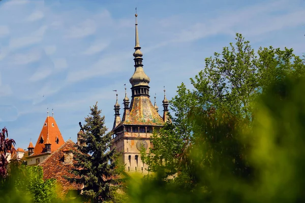 Sighisoara, Rumania, 13 de mayo de 2019: Citadel Square in Sighisoara. Impresionante vista de la ciudad medieval y la Torre del Reloj construida por sajones, Transilvania, Rumania, Europa . — Foto de Stock