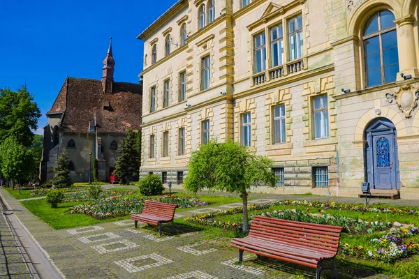 Sighisoara, Rumania, 14 de mayo de 2019: Un lugar pintoresco cerca del Ayuntamiento de Sighisoara. Desde este lugar se abre una hermosa vista de la ciudad . — Foto de Stock