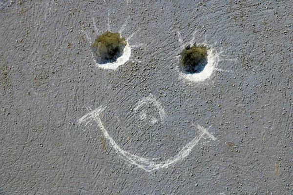 Cara sonriente alegre en la pared, buen humor . — Foto de Stock
