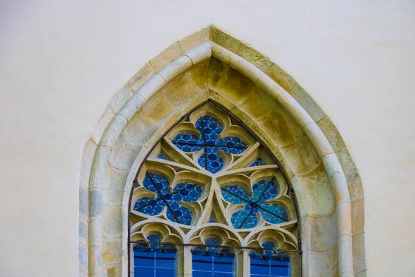 Schöne Fensterrahmen eines alten grauen Gebäudes und bauen. — Stockfoto