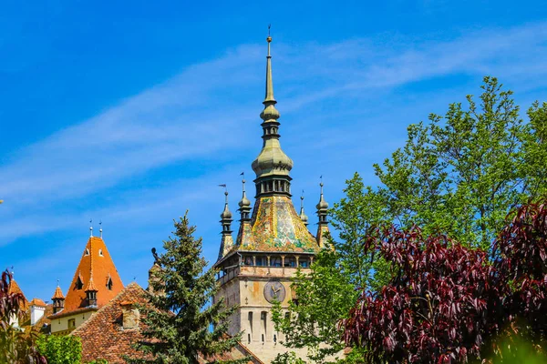 Sighisoara, Rumania, 15 de mayo de 2019: Plaza de la Ciudadela en Sighisoara. Impresionante vista de la ciudad medieval y la Torre del Reloj construida por sajones, Transilvania, Rumania, Europa . — Foto de Stock