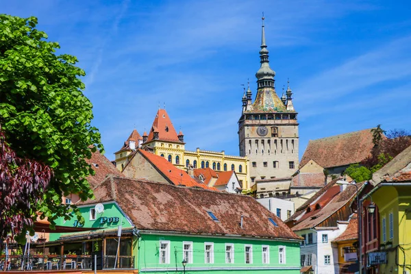 Sighisoara, Roumanie, 15 mai 2019 : Maisons anciennes et colorées dans la citadelle de Sighisoara. Architecture médiévale . — Photo