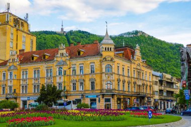 Brasov, Romanya, 16 Mayıs 2019: Mağazaları ve restoranları ile Brasov Eski Şehir, inanılmaz turistler cazibe.