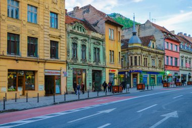 Brasov, Romanya, 16 Mayıs 2019: Romanya'da Brasov şehrinin caddesi. Brasov Romanya'nın Transilvanya bölgesinde oturuyor.