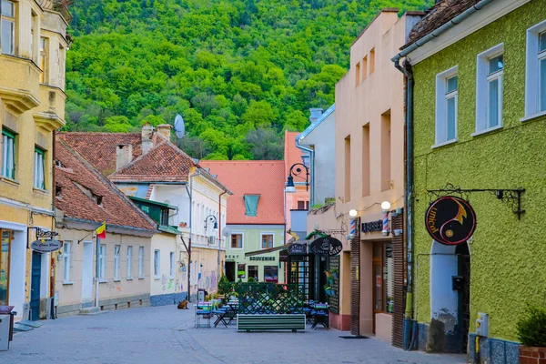 Brasov, Roumanie, 16 mai 2019 : Le centre historique de la ville. Brasov est charmante ville antique située au pied des monts . — Photo