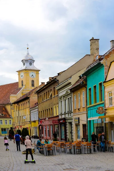 Brasov, Roumanie, 16 mai 2019 : Le centre historique de la ville. Brasov est charmante ville antique située au pied des monts . — Photo