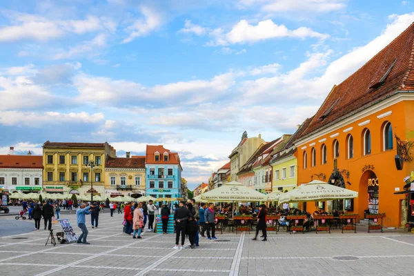 Brasov, Roumanie, 16 mai 2019 : Les touristes marchent le long de la belle rue de la vieille ville . — Photo