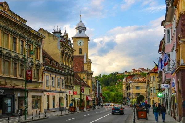Брашов, Румыния, 17 мая 2019 года: Туристы ходят по красивой улице старого города Брашов . — стоковое фото