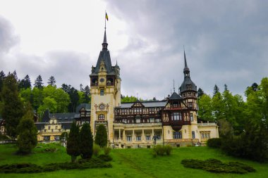 Sinaia, Romanya, 15 Mayıs 2019: Sinaia'da güzel Peles kalesi ve süs bahçesi.