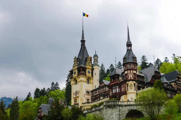 Sinaia, Roemenië, mei 15, 2019: Peles Castle, Roemeense koningen zomerresidentie in Karpaten. — Stockfoto