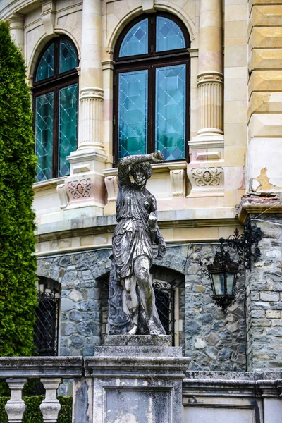 Sinaia, Rumania, 15 de mayo de 2019: Escultura cerca del Castillo de Peles . — Foto de Stock