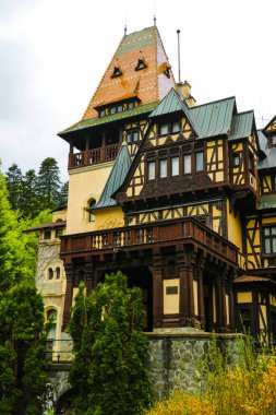 Sinaia, Romanya, 15 Mayıs 2019: Peles Kalesi Panoraması, Karpat Dağlarında bir Neo-Rönesans kalesi.