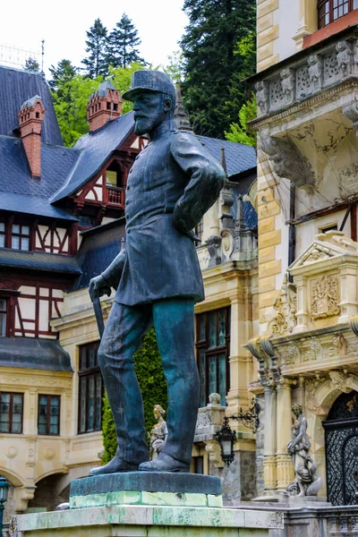 Sinaia, Rumania, 15 de mayo de 2019: Escultura cerca del Castillo de Peles . — Foto de Stock