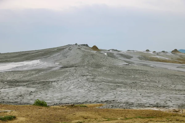Volcanes de lodo Berka en Rumania. Un lugar popular para los turistas. Fuera de foco . — Foto de Stock